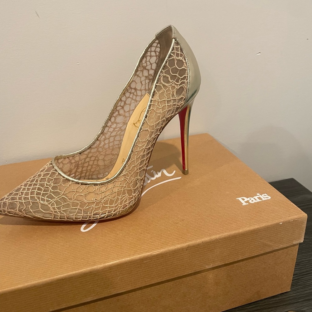 Beautiful gold heels ! Worn 3 times. In great condition